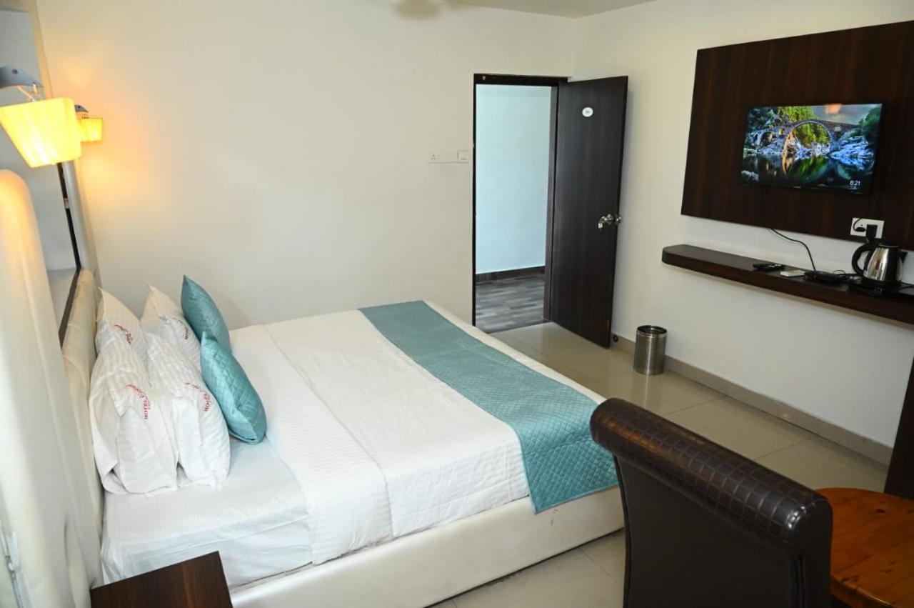 Hotel V Pride Comfort Визакхапатнам Екстериор снимка